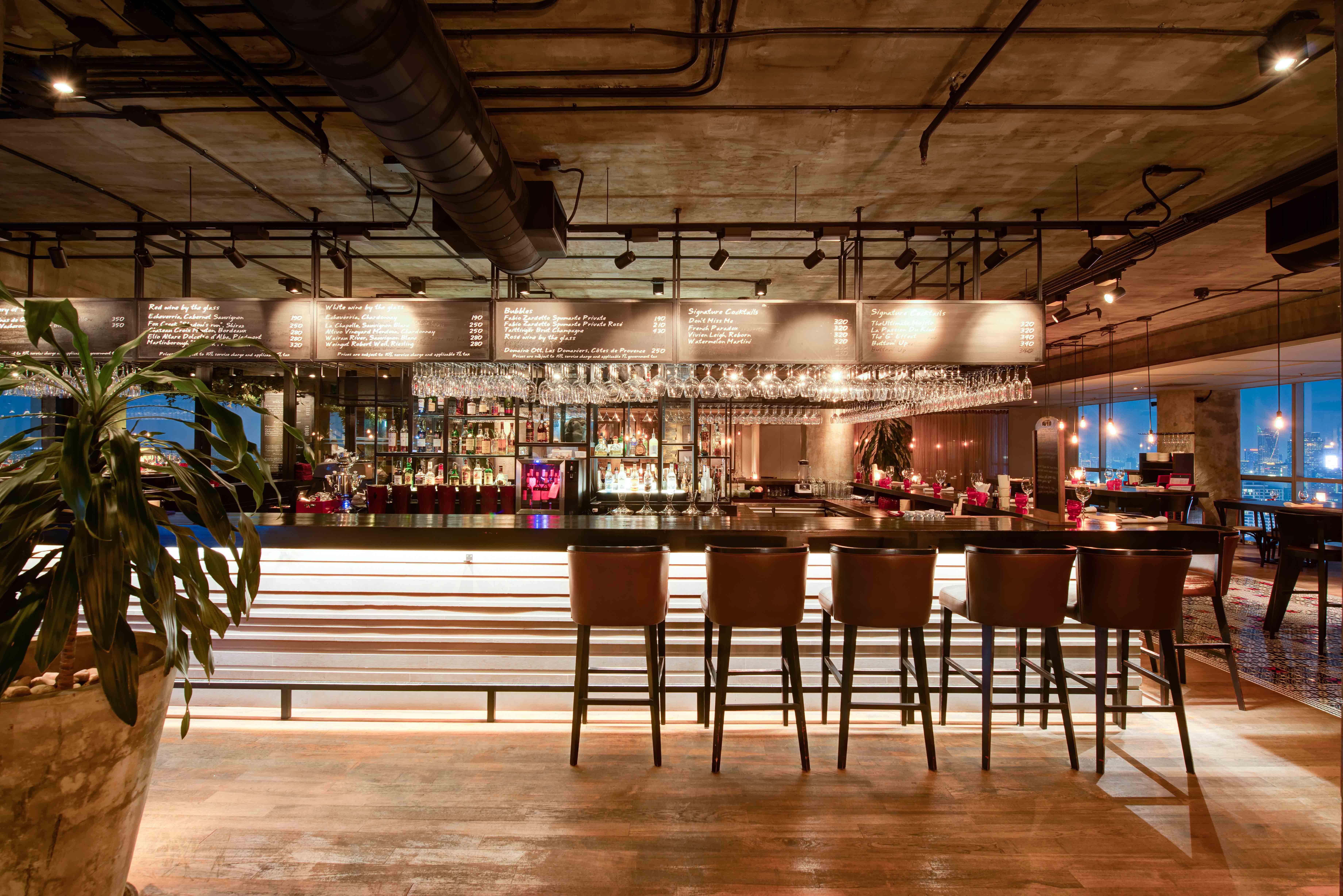 Pullman Bangkok Hotel G Esterno foto The bar at the 101 bar