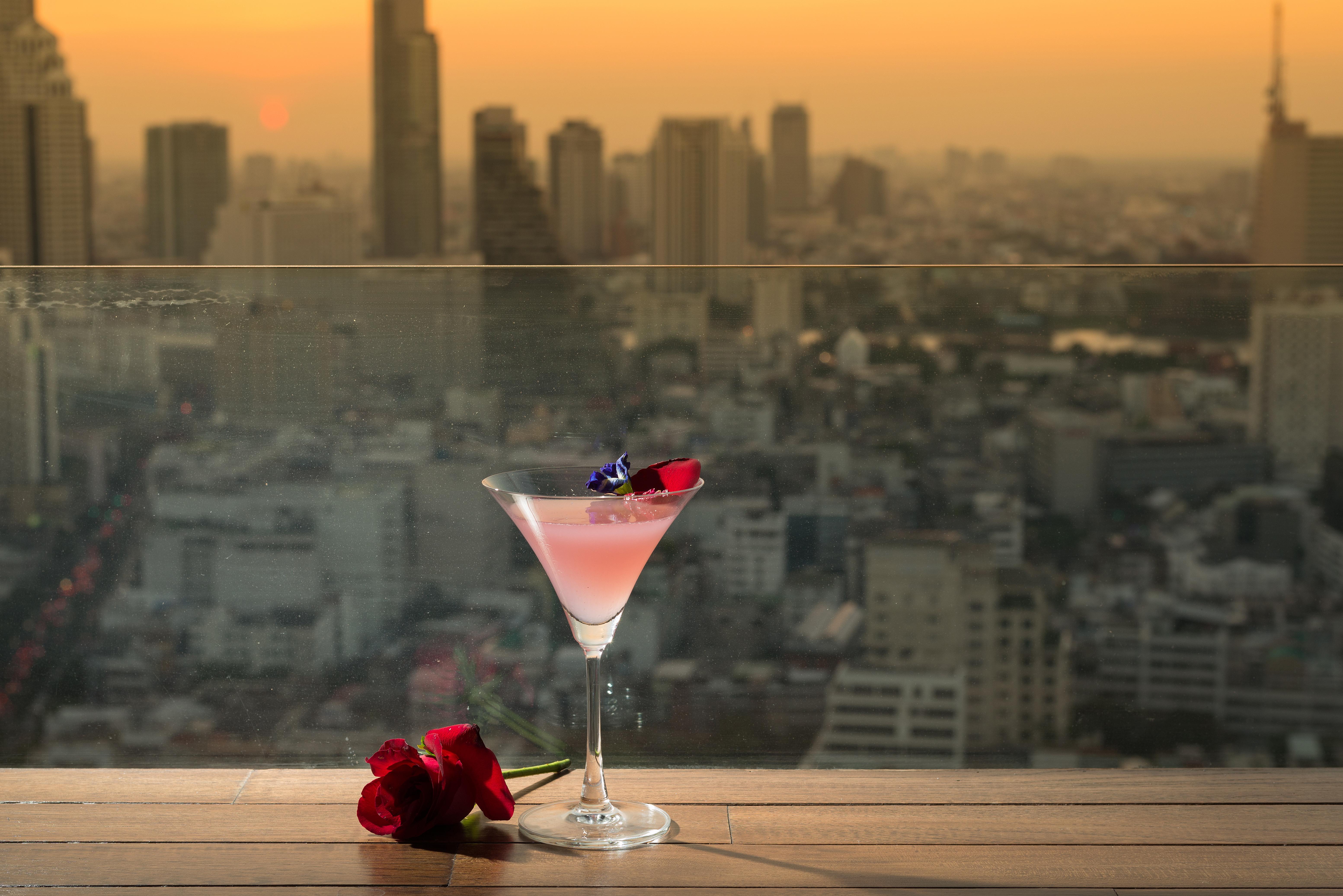 Pullman Bangkok Hotel G Esterno foto A cosmopolitan cocktail