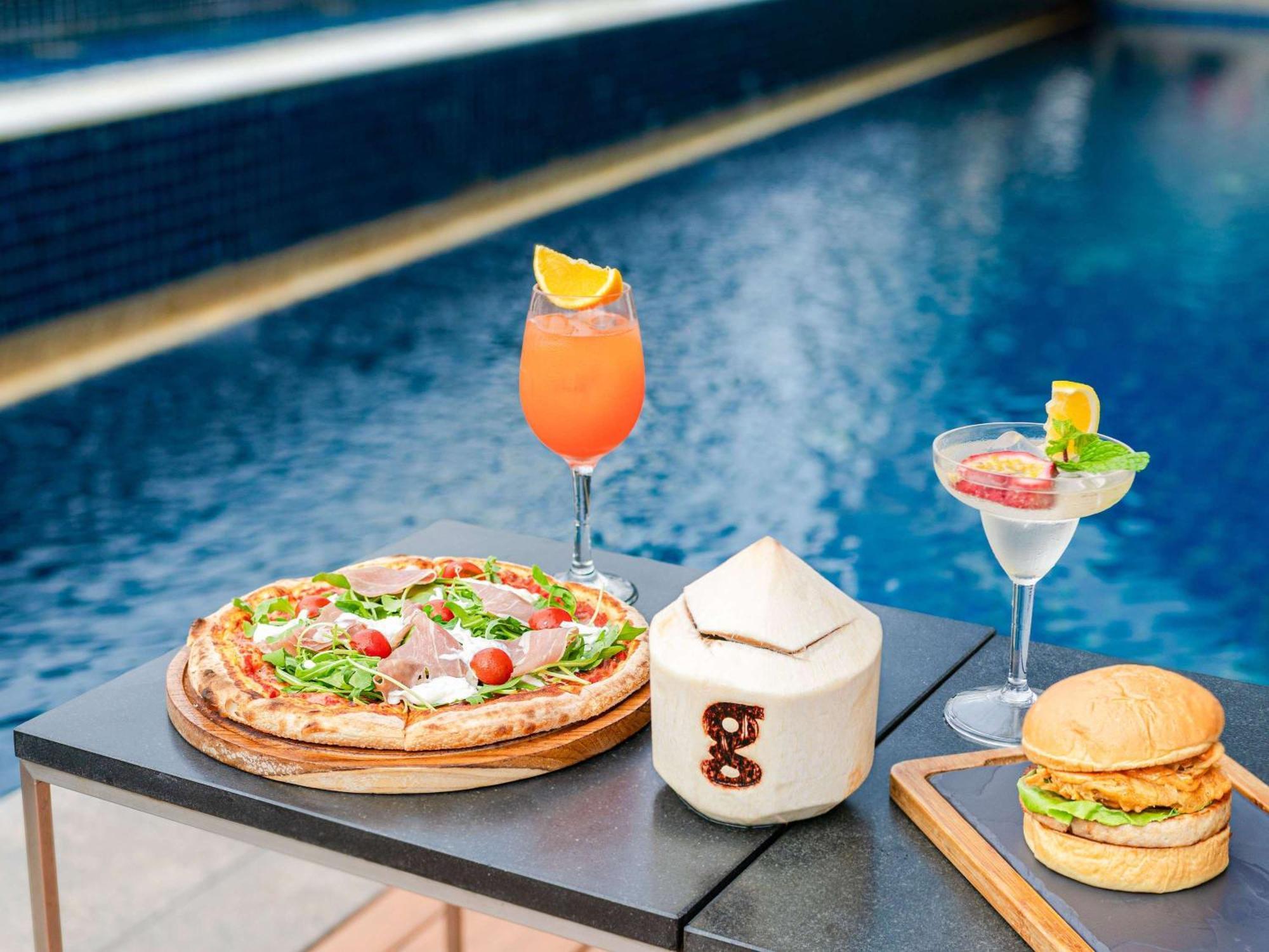Pullman Bangkok Hotel G Esterno foto Poolside dining at the hotel