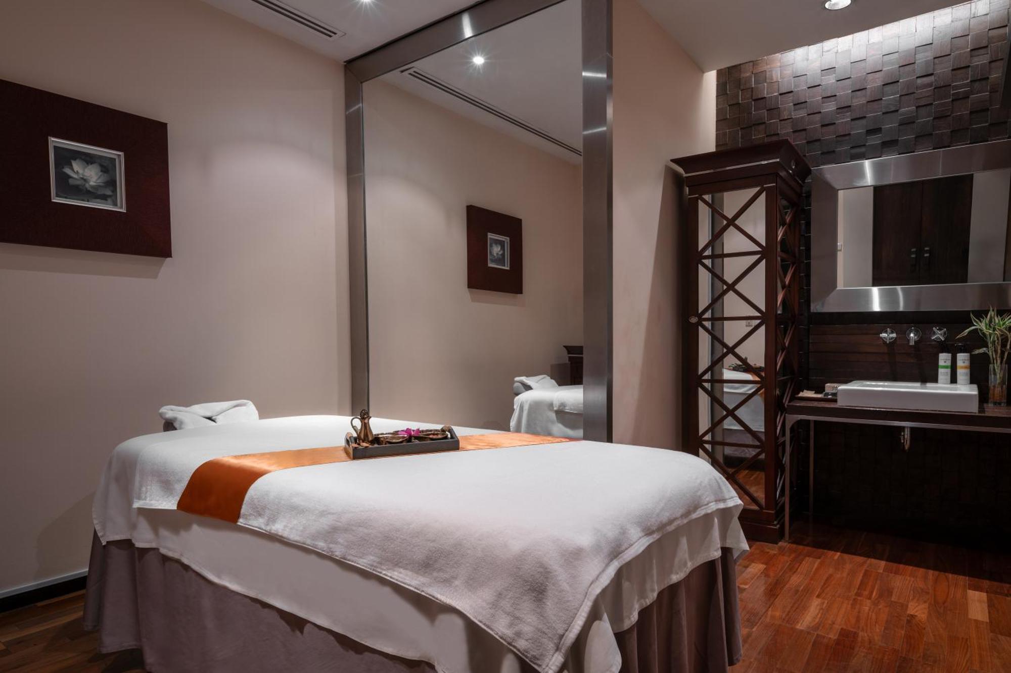 Pullman Bangkok Hotel G Esterno foto A massage bed