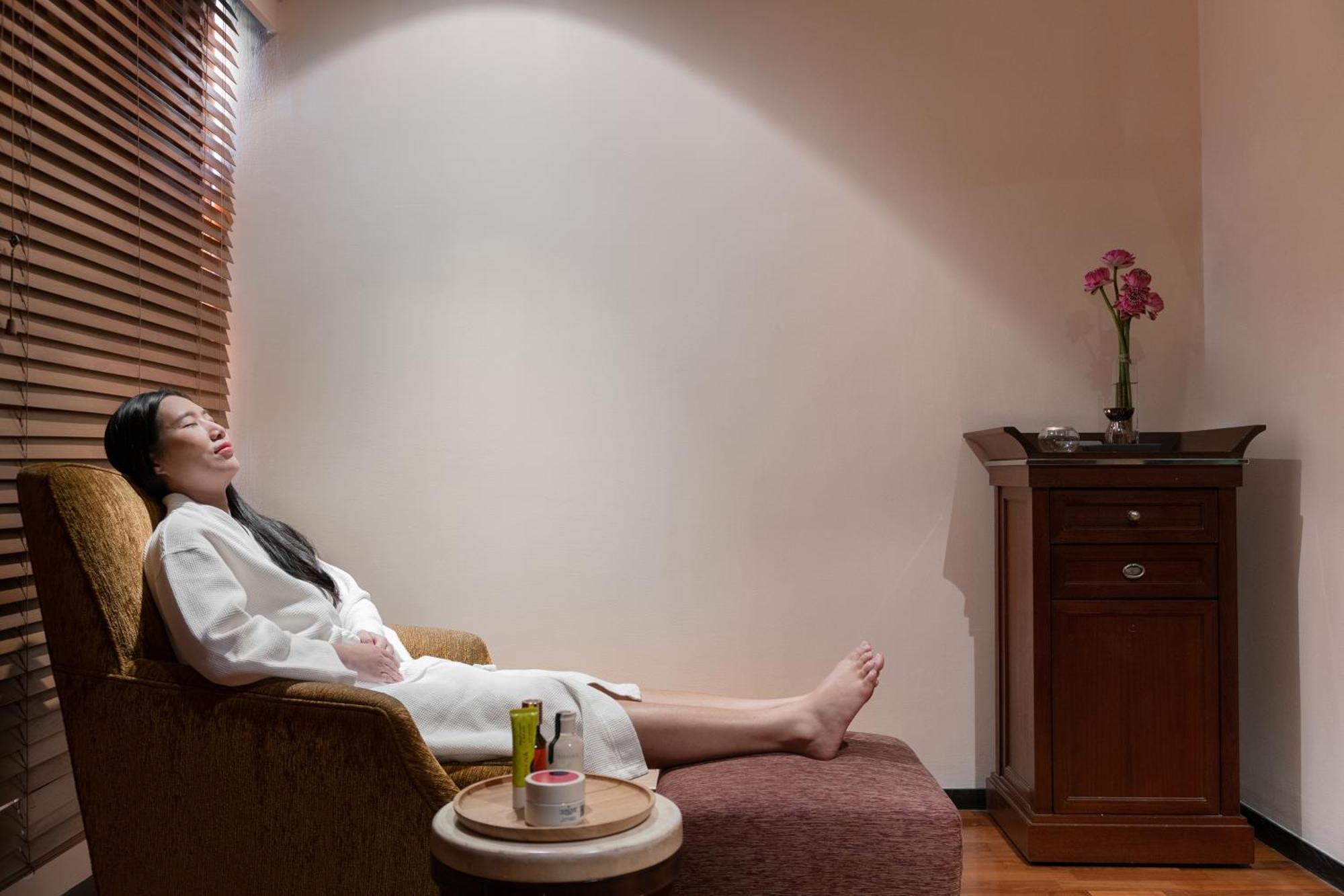 Pullman Bangkok Hotel G Esterno foto A woman relaxing at a spa
