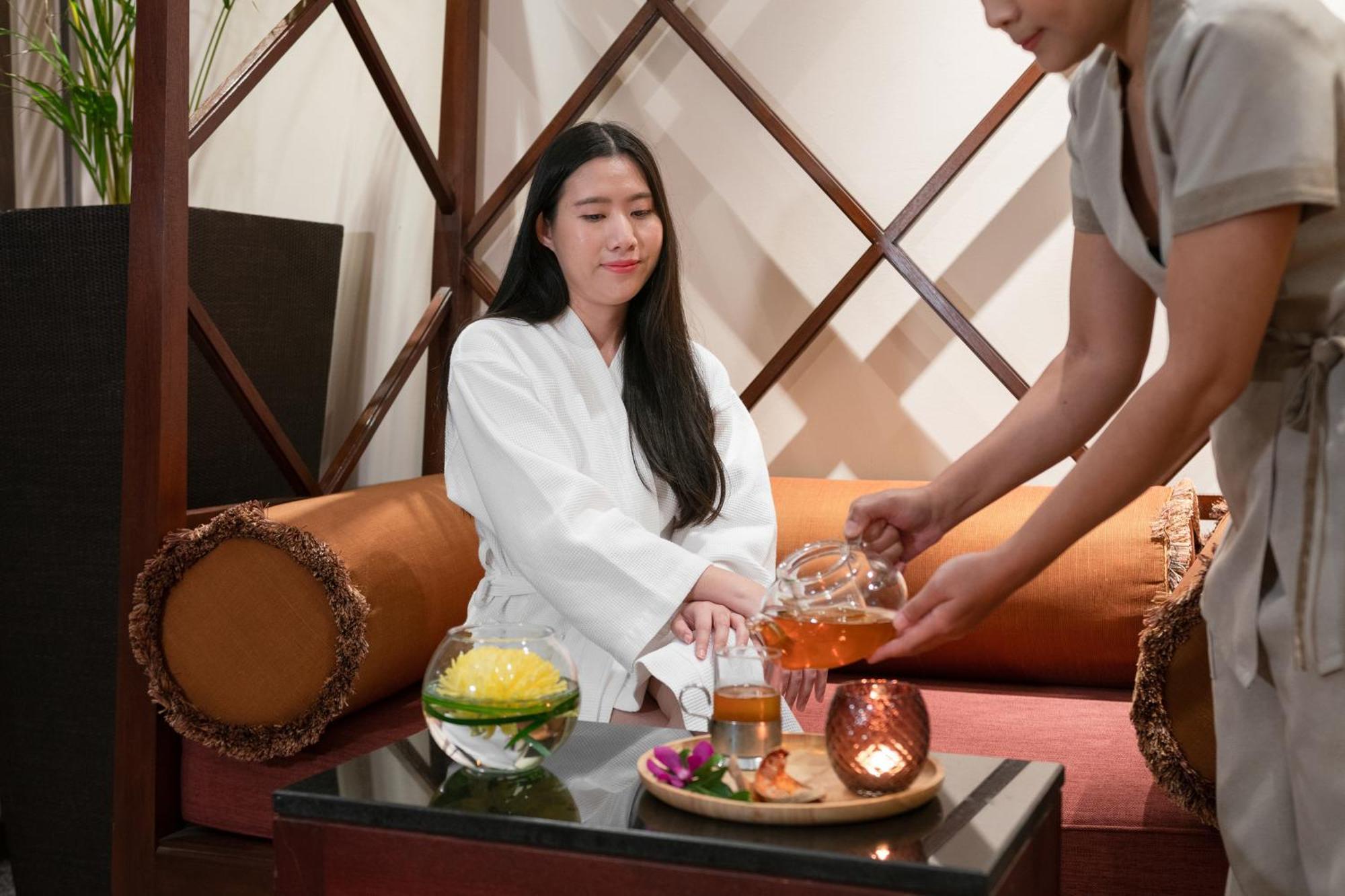 Pullman Bangkok Hotel G Esterno foto A woman at a spa