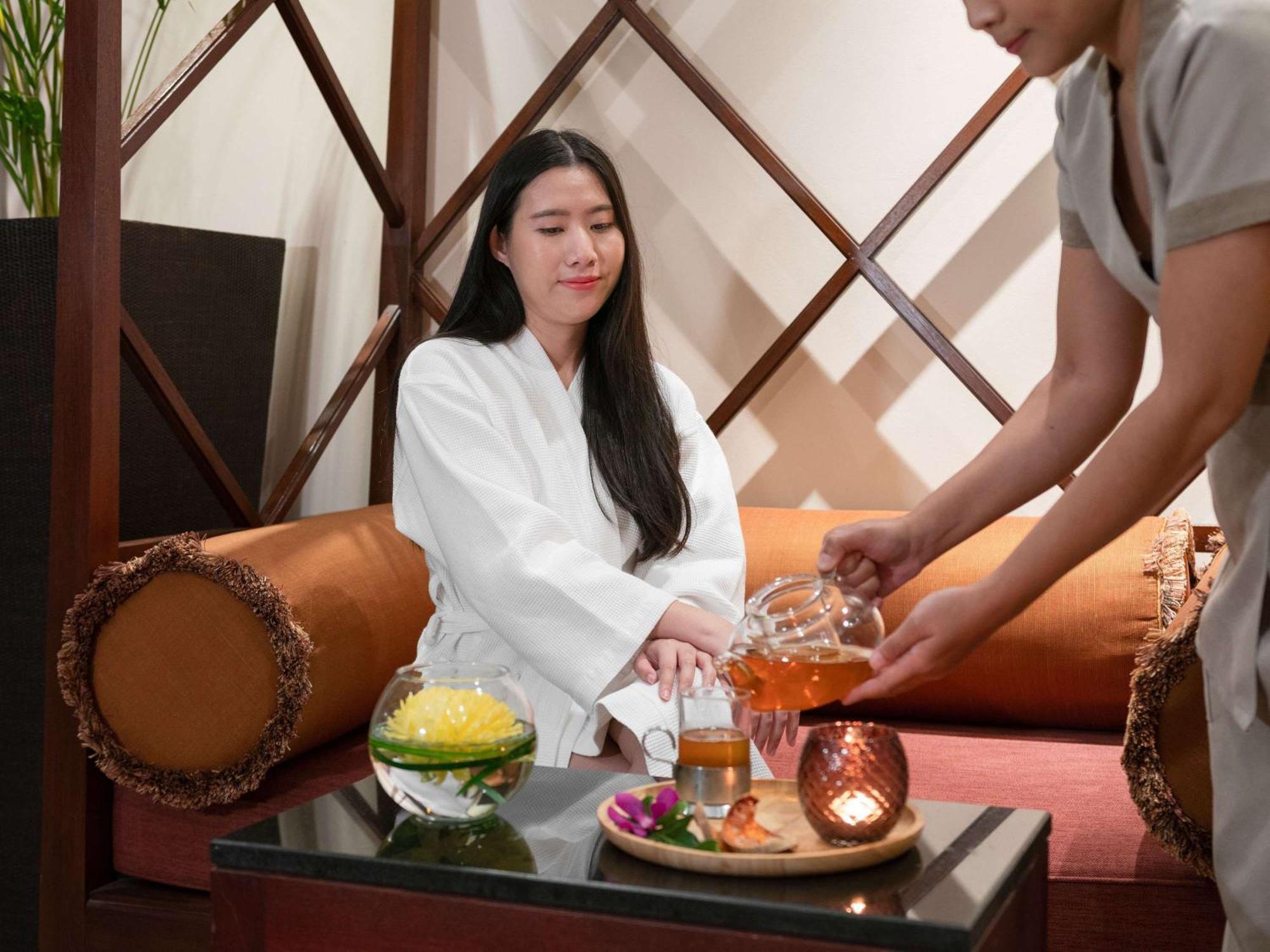 Pullman Bangkok Hotel G Esterno foto A customer at a spa