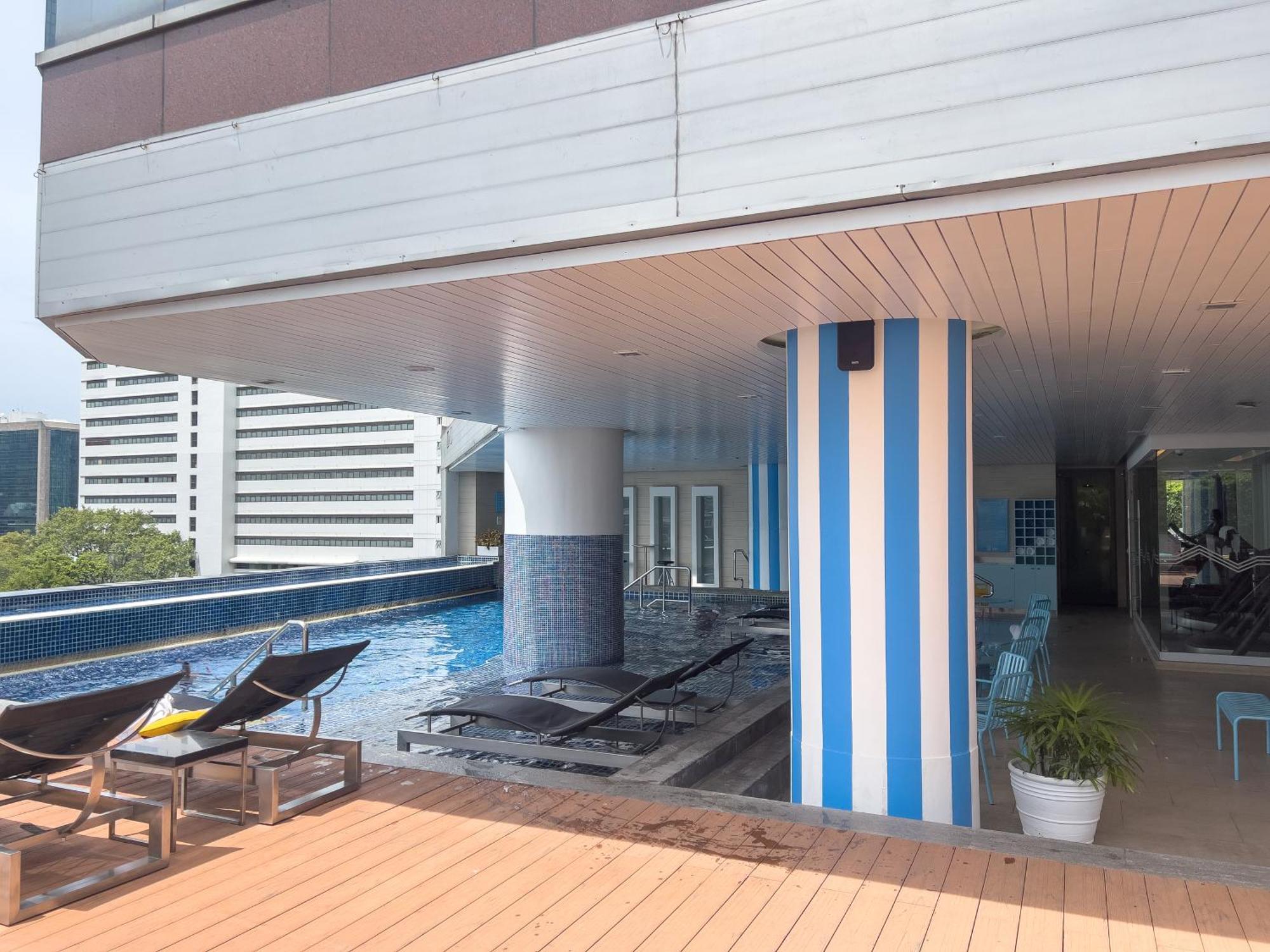 Pullman Bangkok Hotel G Esterno foto The pool at the 33rd floor